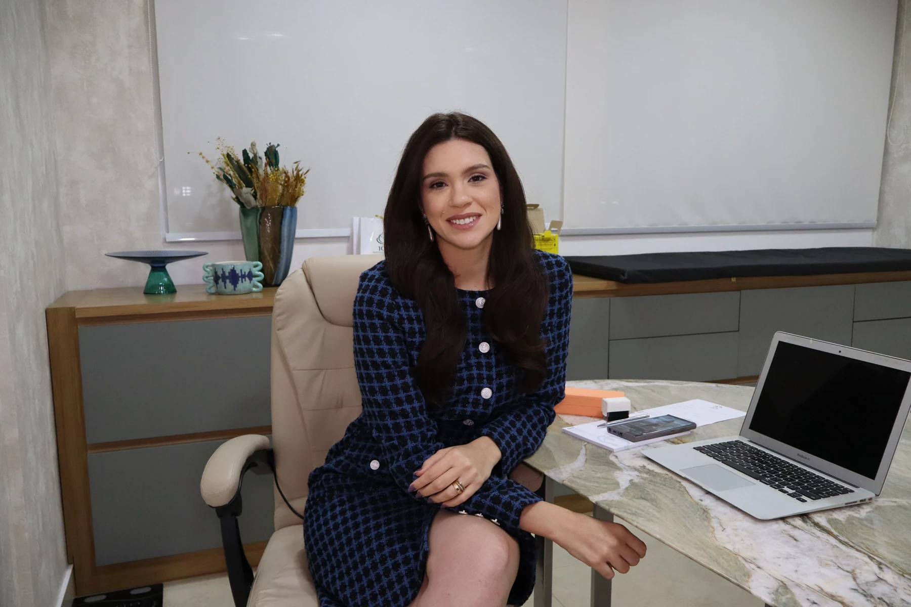 Dra. Sarha Andrade em seu consultório