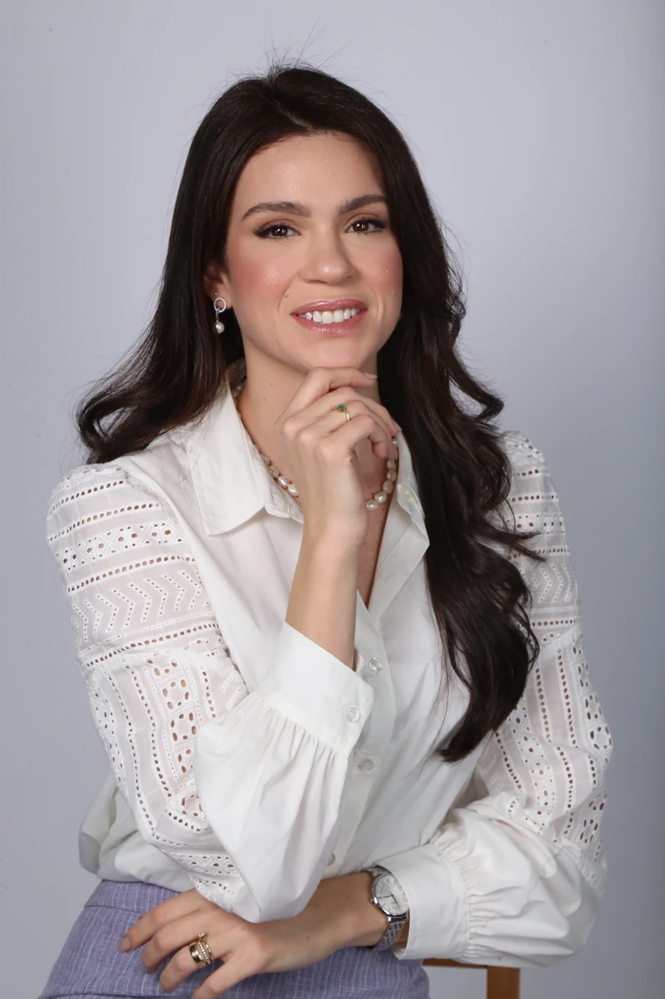 Retrato da Dra. Sarha Andrade com blusa branca